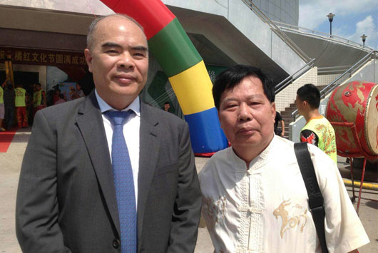 化州市委副书记、市长谭剑锋（左）、吕俊华会长（右）